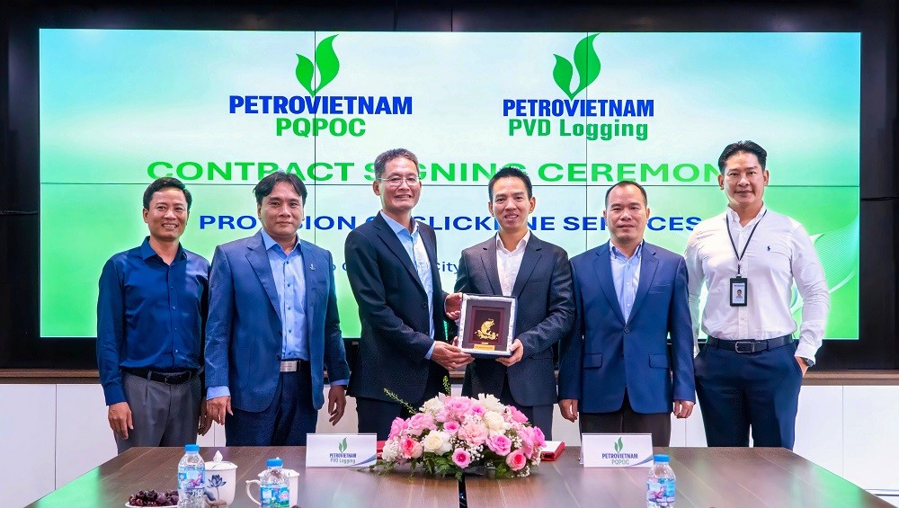 Ký hợp đồng dịch vụ kéo thả thiết bị trong lòng giếng cho dự án phát triển mỏ khí Lô B