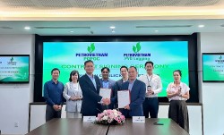 Ký hợp đồng dịch vụ kéo thả thiết bị trong lòng giếng cho dự án phát triển mỏ khí Lô B