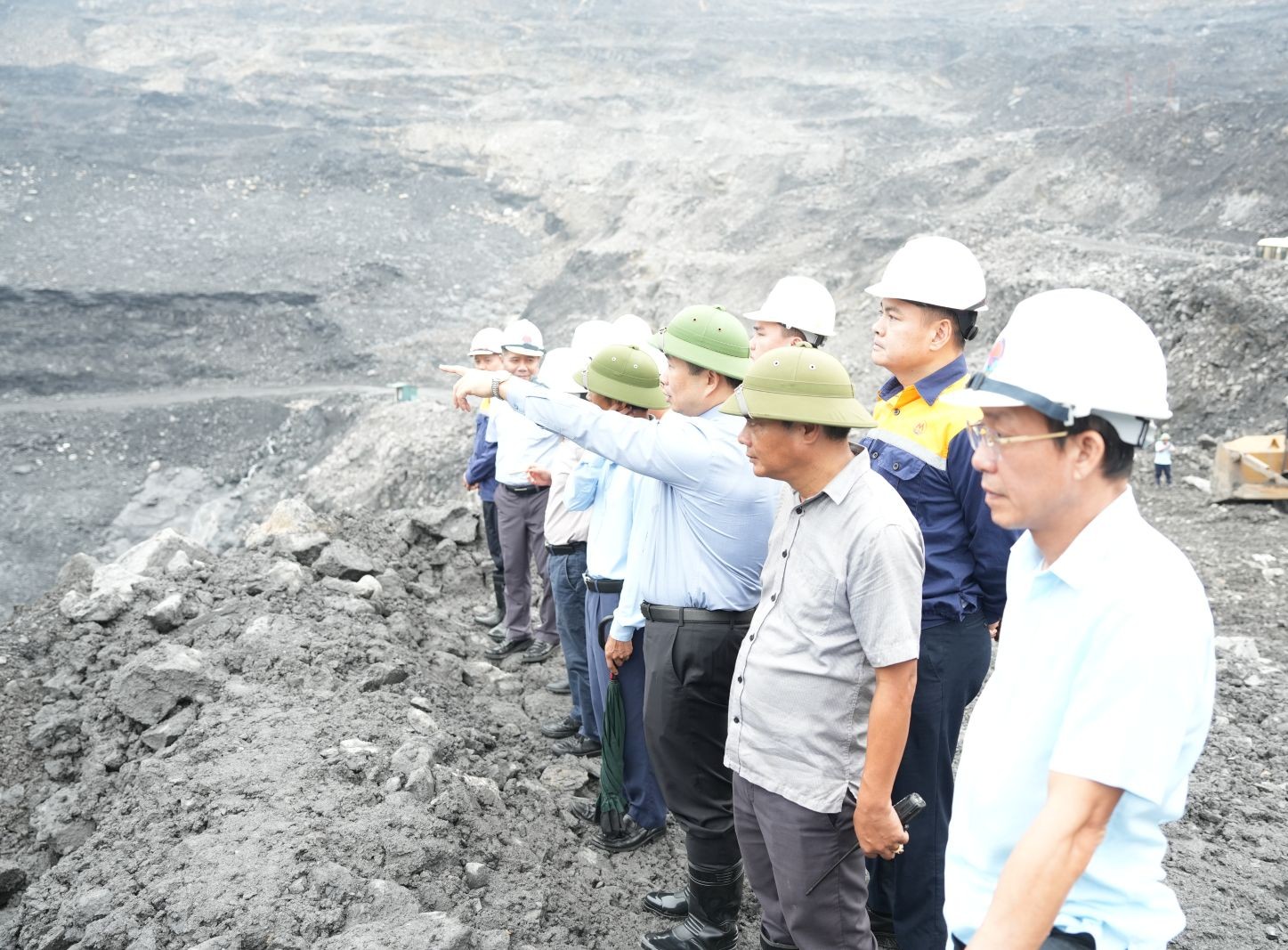 Lãnh đạo TKV kiểm tra sản xuất than lộ thiên và làm việc với Than Cao Sơn
