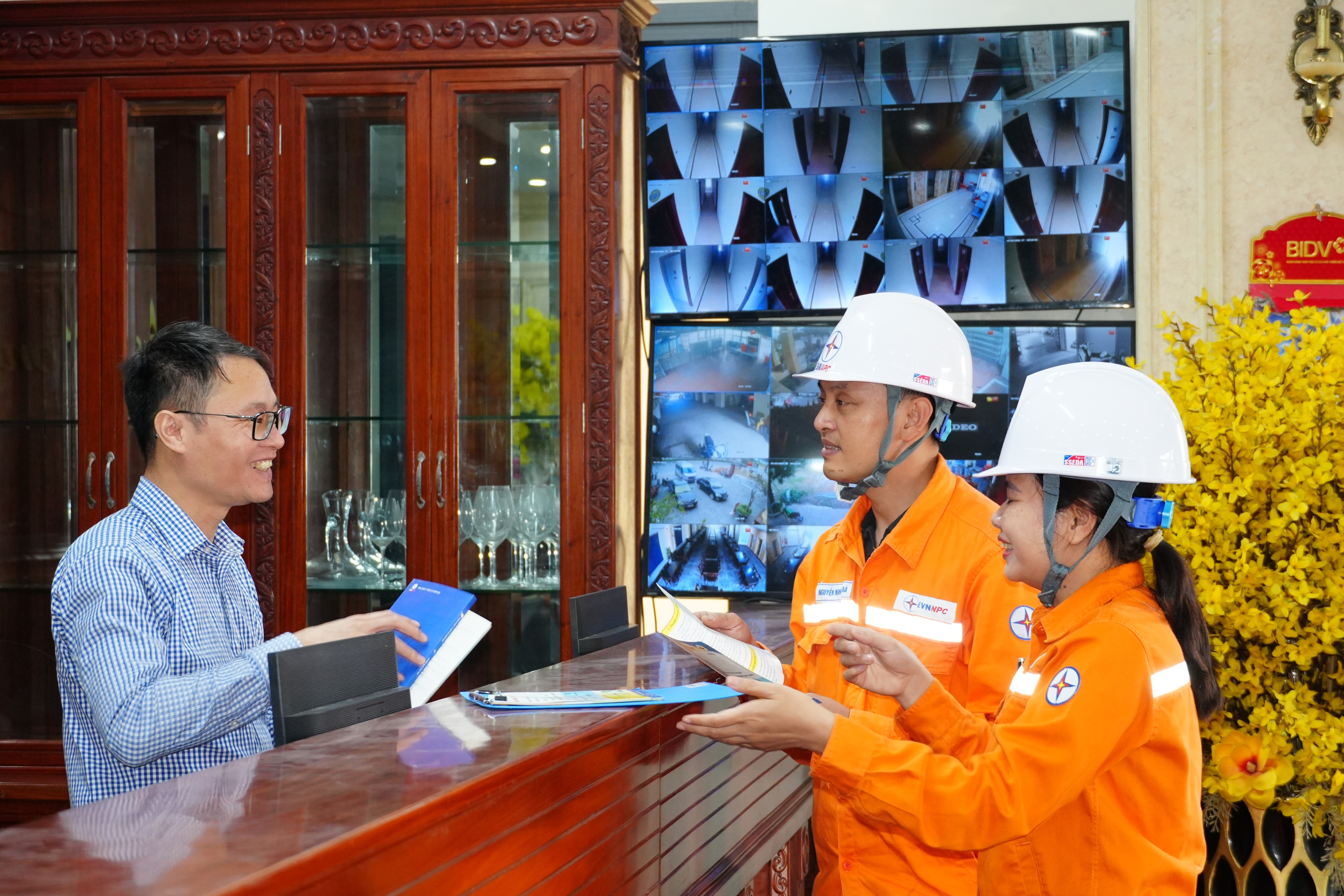 EVNNPC khuyến nghị sử dụng điện tiết kiệm, góp phần giảm áp lực phụ tải giờ cao điểm
