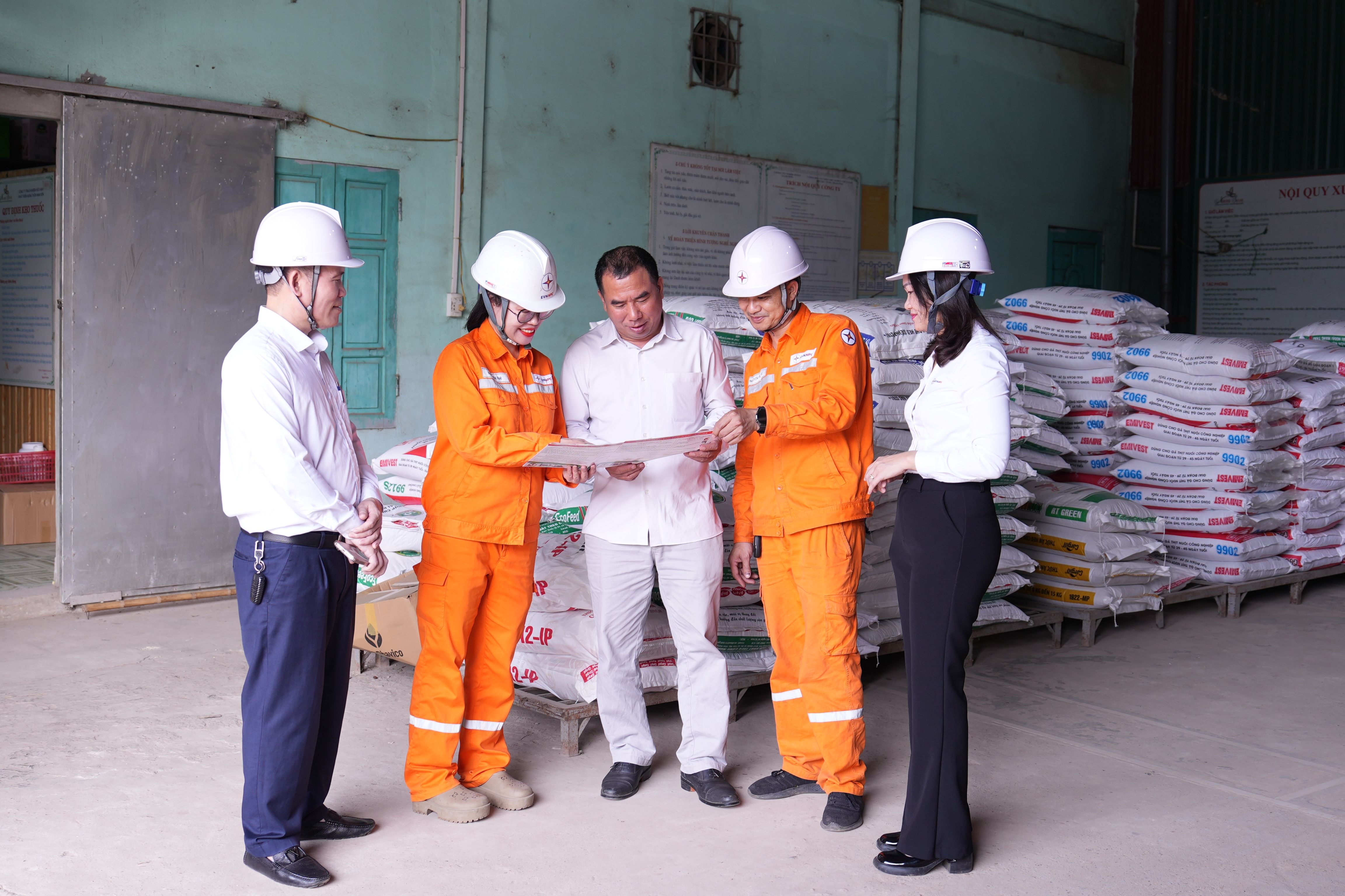 EVNNPC khuyến nghị sử dụng điện tiết kiệm, góp phần giảm áp lực phụ tải giờ cao điểm