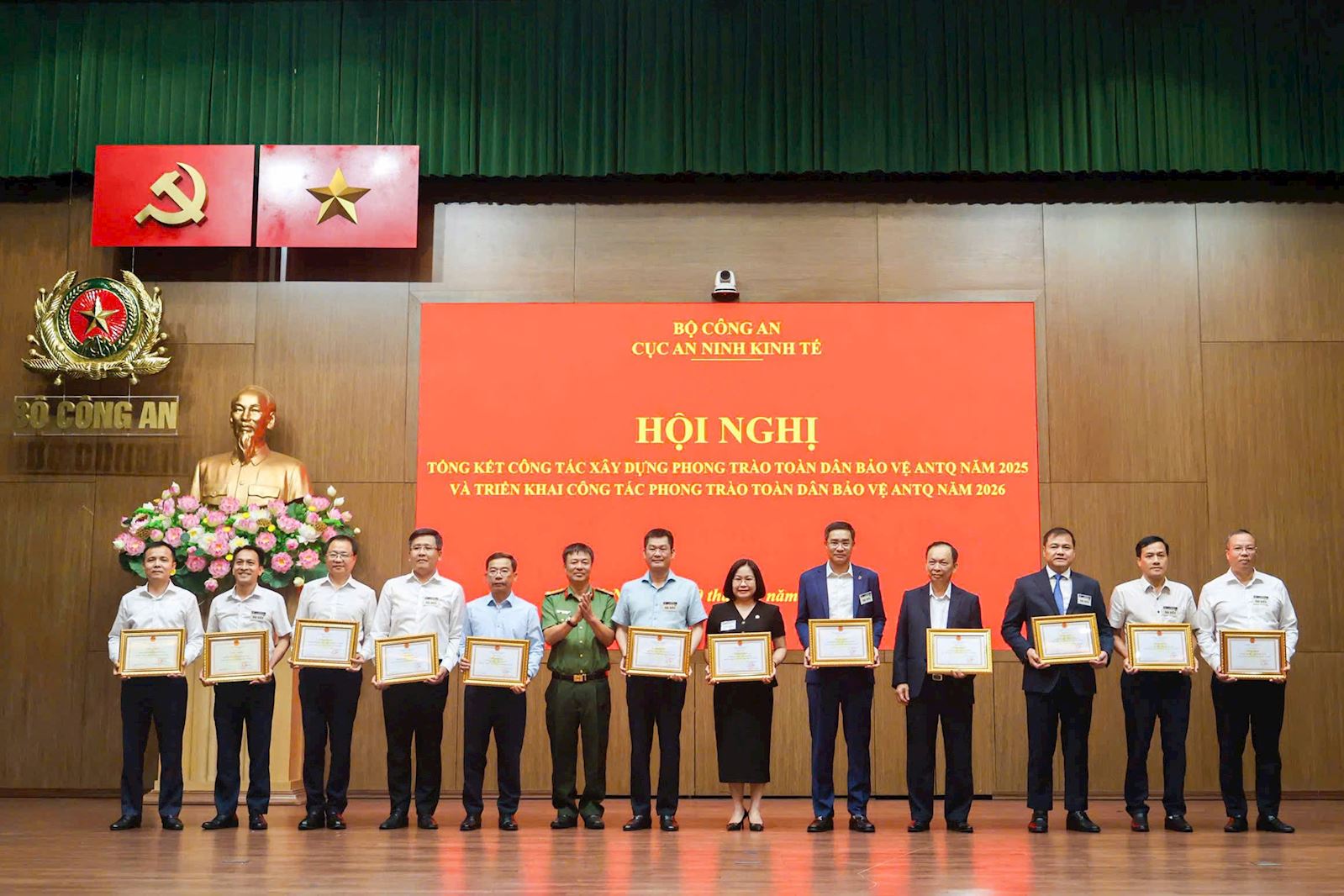 EVNGENCO1 được Bộ Công an tặng Bằng khen trong phong trào toàn dân bảo vệ an ninh Tổ quốc 2025 EVNGENCO1 được Bộ Công an tặng Bằng khen trong phong trào toàn dân bảo vệ an ninh Tổ quốc 2025