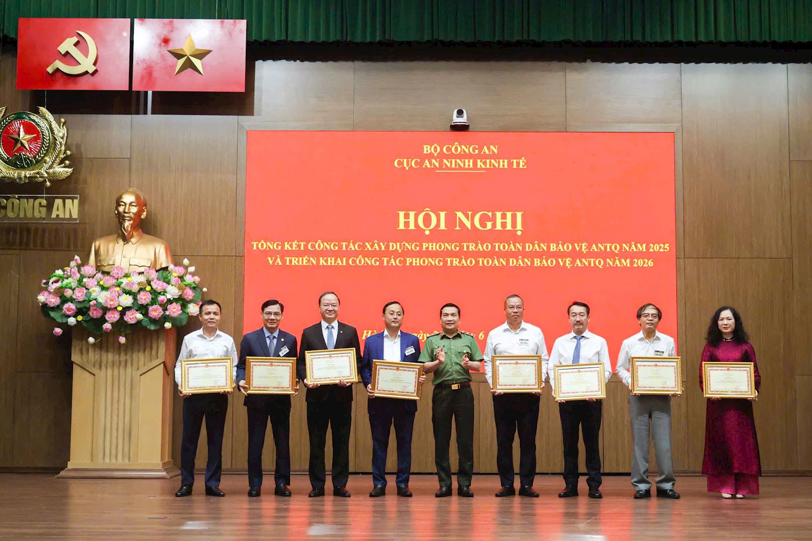 EVNGENCO1 được Bộ Công an tặng Bằng khen trong phong trào toàn dân bảo vệ an ninh Tổ quốc 2025 EVNGENCO1 được Bộ Công an tặng Bằng khen trong phong trào toàn dân bảo vệ an ninh Tổ quốc 2025