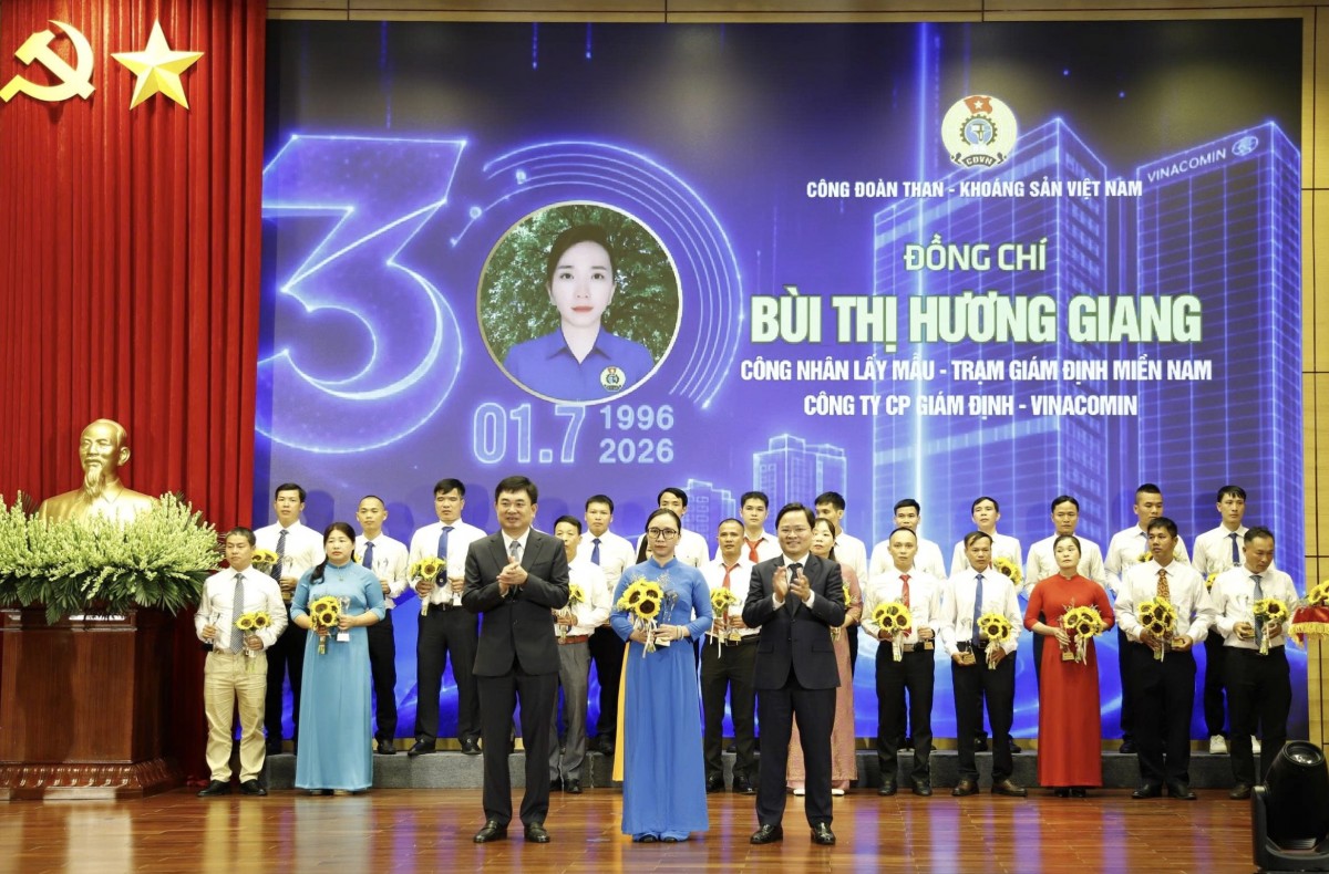 Nữ công nhân Quacontrol Bùi Thị Hương Giang được tuyên dương ‘Vinh quang thợ mỏ’