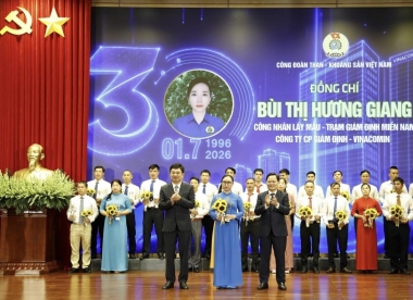 Nữ công nhân Quacontrol Bùi Thị Hương Giang được tuyên dương ‘Vinh quang thợ mỏ’