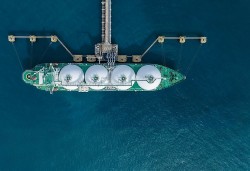 Hợp đồng mua LNG định hạn đầu tiên của Việt Nam được ký kết