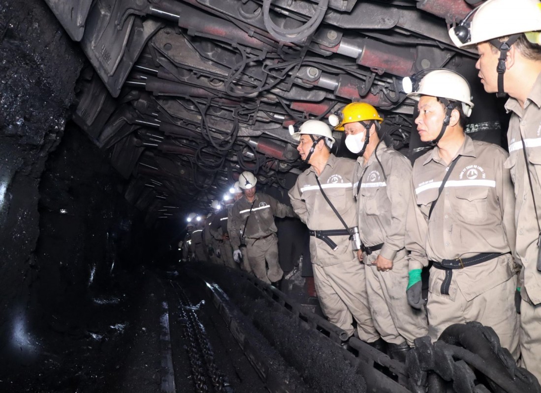 Lãnh đạo TKV kiểm tra sản xuất hầm lò và làm việc với Công ty Than Hạ Long