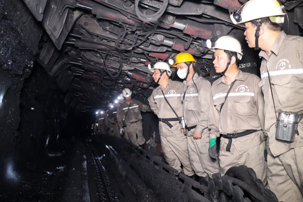 Lãnh đạo TKV kiểm tra sản xuất hầm lò và làm việc với Công ty Than Hạ Long Lãnh đạo TKV kiểm tra sản xuất hầm lò và làm việc với Công ty Than Hạ Long