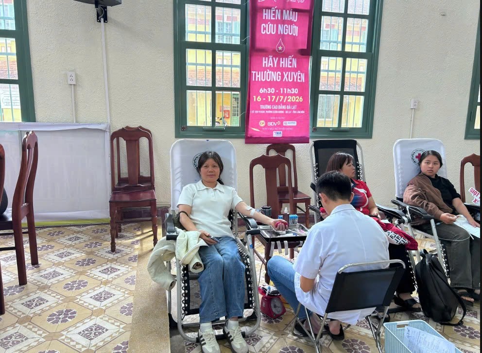 Mười năm người thợ điện Công ty Điện lực Lâm Đồng viết tiếp hành trình của sự sống Mười năm người thợ điện Công ty Điện lực Lâm Đồng viết tiếp hành trình của sự sống