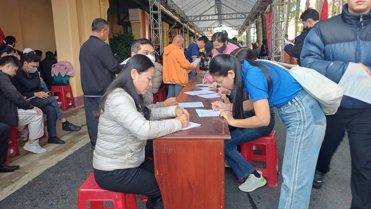 Mười năm người thợ điện Công ty Điện lực Lâm Đồng viết tiếp hành trình của sự sống Mười năm người thợ điện Công ty Điện lực Lâm Đồng viết tiếp hành trình của sự sống