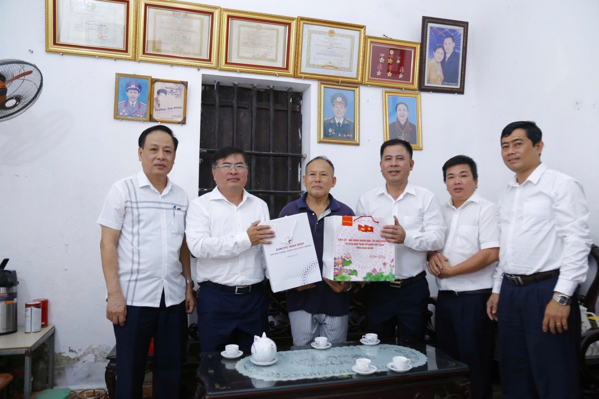 Tổng Công ty Phát điện 3 trao 947 phần quà tri ân tại tỉnh Ninh Bình nhân ngày Thương binh - Liệt sĩ