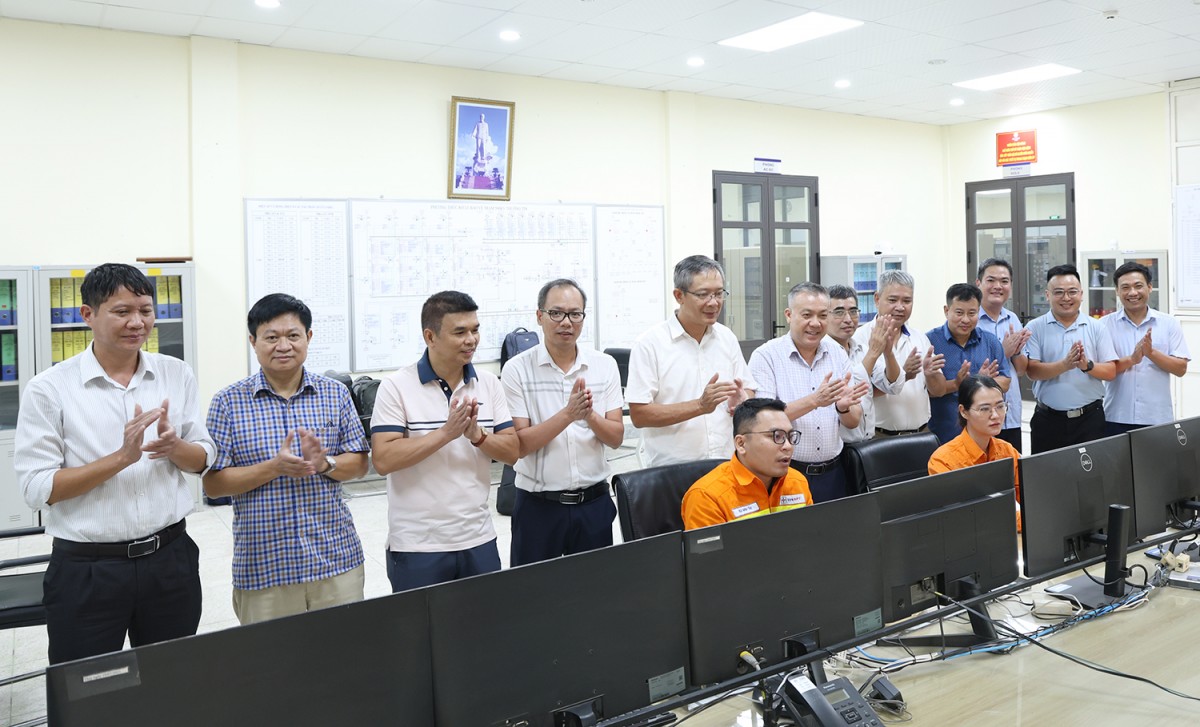 Đóng điện toàn tuyến đường dây 500/220 kV Nho Quan - Phủ Lý - Thường Tín Đóng điện toàn tuyến đường dây 500/220 kV Nho Quan - Phủ Lý - Thường Tín