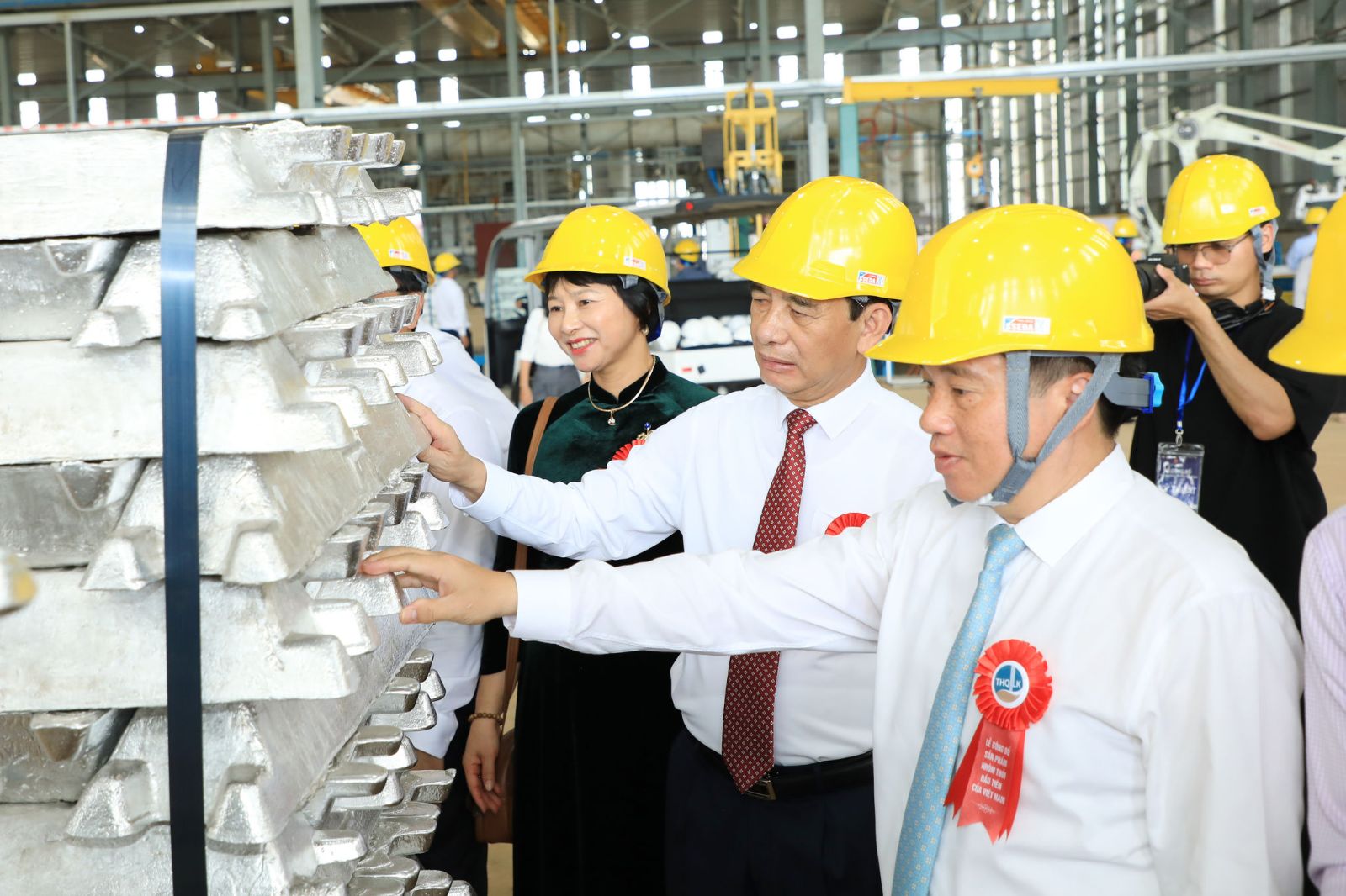 Tập đoàn CN Than - Khoáng sản Việt Nam công bố sản phẩm nhôm thỏi đầu tiền của Việt Nam Tập đoàn CN Than - Khoáng sản Việt Nam công bố sản phẩm nhôm thỏi đầu tiền của Việt Nam