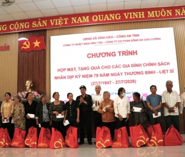 Công ty Nhiệt điện Vĩnh Tân trao 100 phần quà cho các gia đình chính sách tại xã Vĩnh Hảo (Lâm Đồng)
