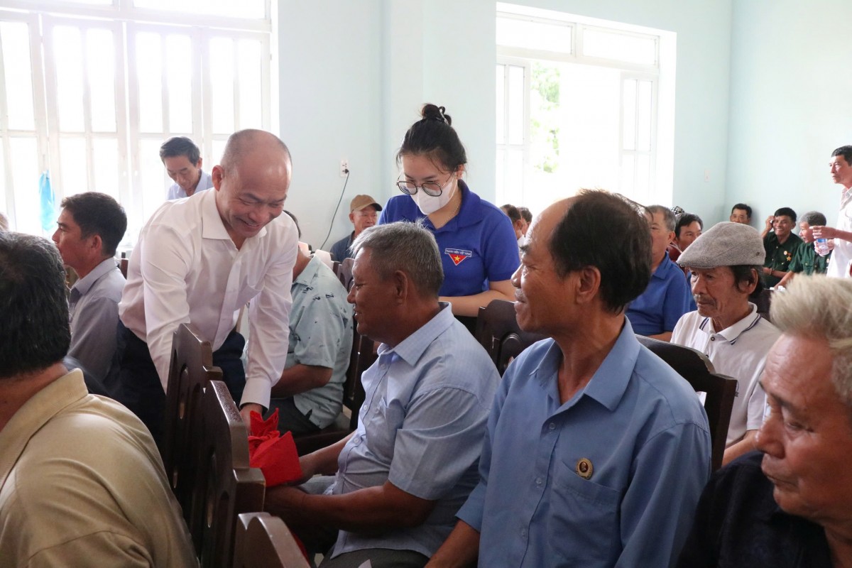 Công ty Nhiệt điện Vĩnh Tân trao 100 phần quà cho các gia đình chính sách tại xã Vĩnh Hảo (Lâm Đồng) Công ty Nhiệt điện Vĩnh Tân trao 100 phần quà cho các gia đình chính sách tại xã Vĩnh Hảo (Lâm Đồng)
