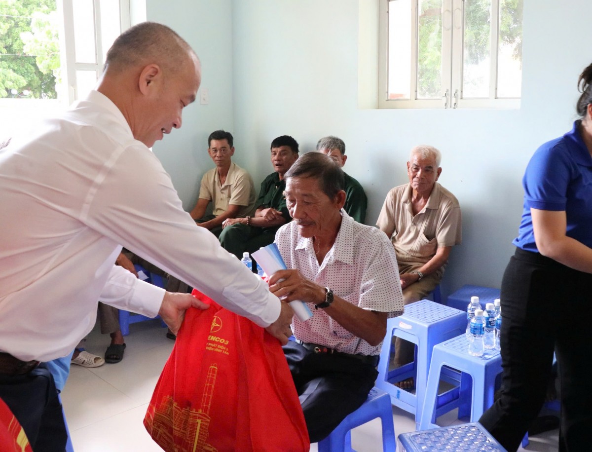 Công ty Nhiệt điện Vĩnh Tân trao 100 phần quà cho các gia đình chính sách tại xã Vĩnh Hảo (Lâm Đồng) Công ty Nhiệt điện Vĩnh Tân trao 100 phần quà cho các gia đình chính sách tại xã Vĩnh Hảo (Lâm Đồng)