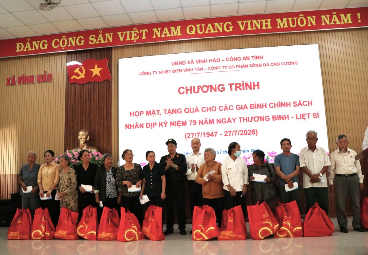 Công ty Nhiệt điện Vĩnh Tân trao 100 phần quà cho các gia đình chính sách tại xã Vĩnh Hảo (Lâm Đồng) Công ty Nhiệt điện Vĩnh Tân trao 100 phần quà cho các gia đình chính sách tại xã Vĩnh Hảo (Lâm Đồng)