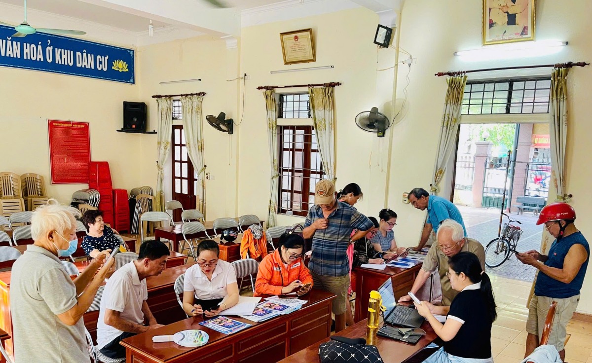 Công ty Điện lực Nghệ An tăng cường hướng dẫn cài đặt Ứng dụng Chăm sóc khách hàng EVN cho khách hàng Công ty Điện lực Nghệ An tăng cường hướng dẫn cài đặt Ứng dụng Chăm sóc khách hàng EVN cho khách hàng