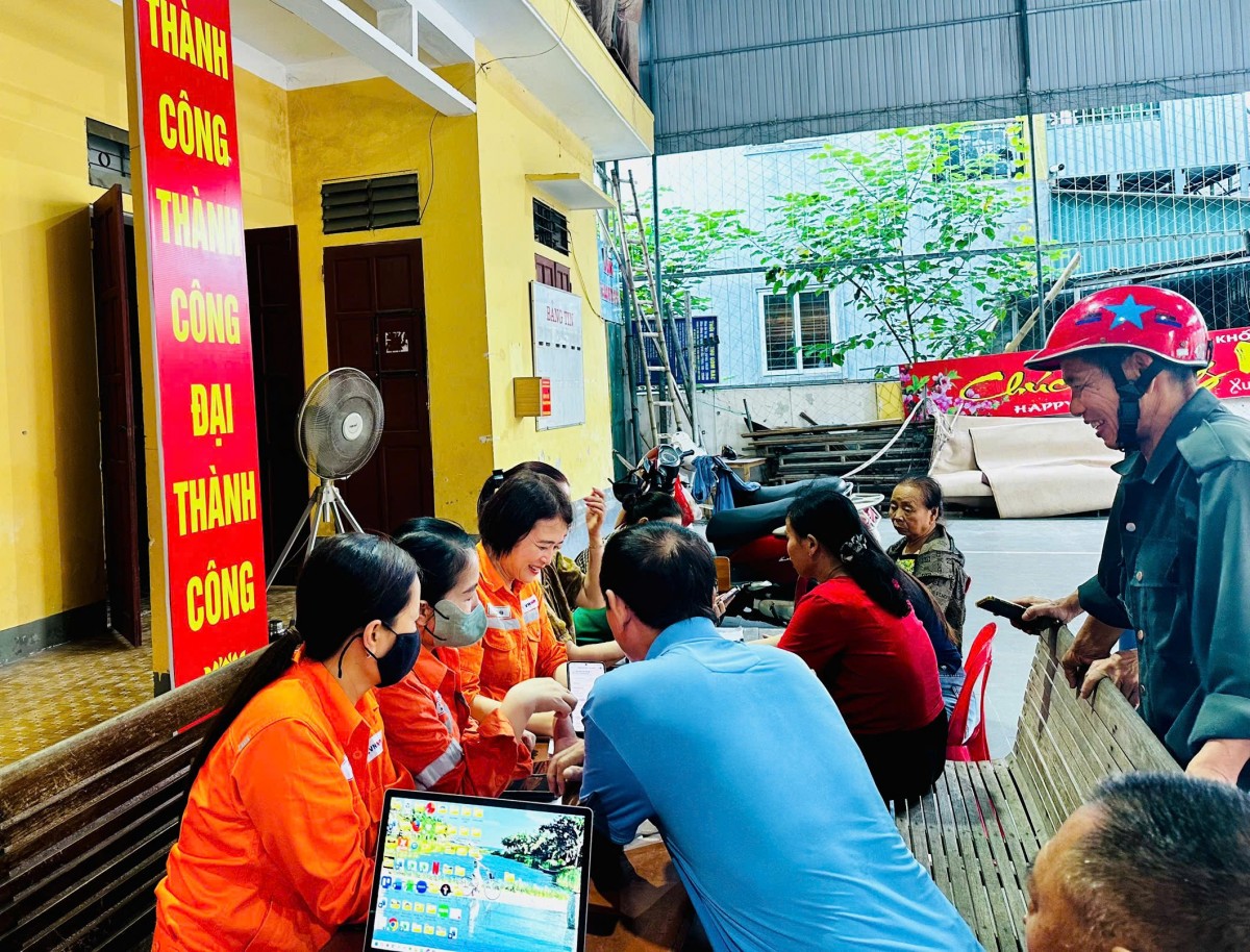 Công ty Điện lực Nghệ An tăng cường hướng dẫn cài đặt Ứng dụng Chăm sóc khách hàng EVN cho khách hàng Công ty Điện lực Nghệ An tăng cường hướng dẫn cài đặt Ứng dụng Chăm sóc khách hàng EVN cho khách hàng