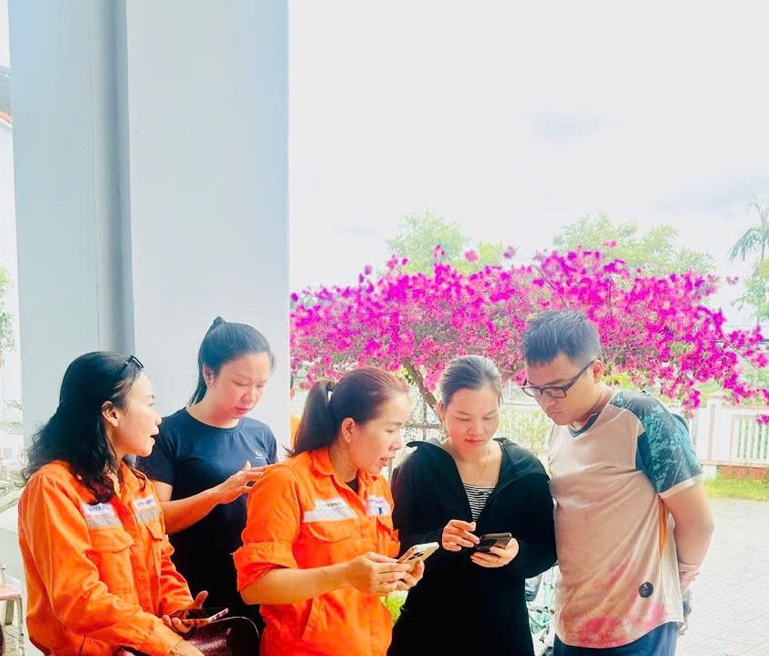 Công ty Điện lực Nghệ An tăng cường hướng dẫn cài đặt Ứng dụng Chăm sóc khách hàng EVN cho khách hàng Công ty Điện lực Nghệ An tăng cường hướng dẫn cài đặt Ứng dụng Chăm sóc khách hàng EVN cho khách hàng