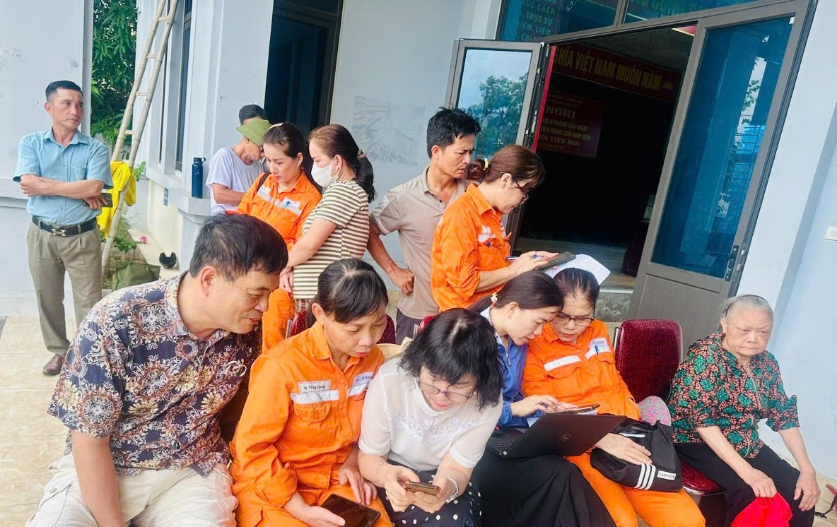 Công ty Điện lực Nghệ An tăng cường hướng dẫn cài đặt Ứng dụng Chăm sóc khách hàng EVN cho khách hàng Công ty Điện lực Nghệ An tăng cường hướng dẫn cài đặt Ứng dụng Chăm sóc khách hàng EVN cho khách hàng