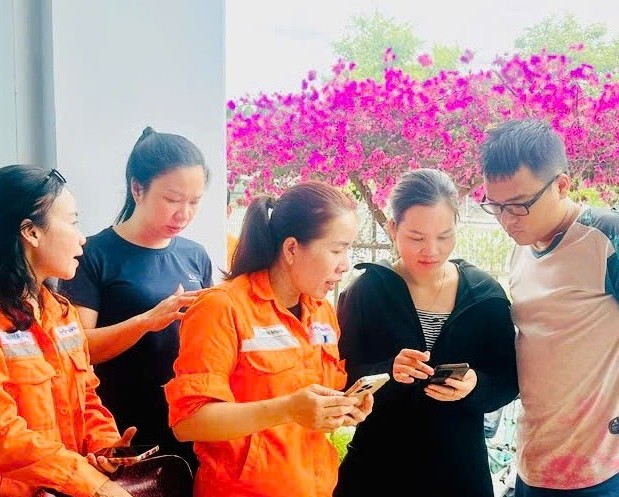 Công ty Điện lực Nghệ An tăng cường hướng dẫn cài đặt Ứng dụng Chăm sóc khách hàng EVN cho khách hàng