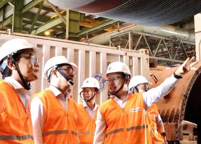 Tổng giám đốc EVNGENCO3 thăm hỏi người lao động thực hiện công trình đại tu tại Nhà máy điện Phú Mỹ 2.1