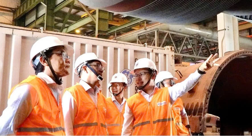 Tổng giám đốc EVNGENCO3 thăm hỏi người lao động thực hiện công trình đại tu tại Nhà máy điện Phú Mỹ 2.1
