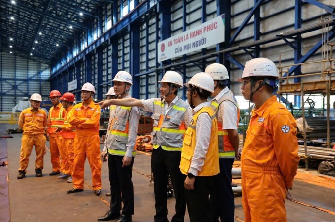 Lãnh đạo Công ty Nhiệt điện Mông Dương thăm hỏi lực lượng đại tu tổ máy S2 dịp lễ Quốc khánh 2/9