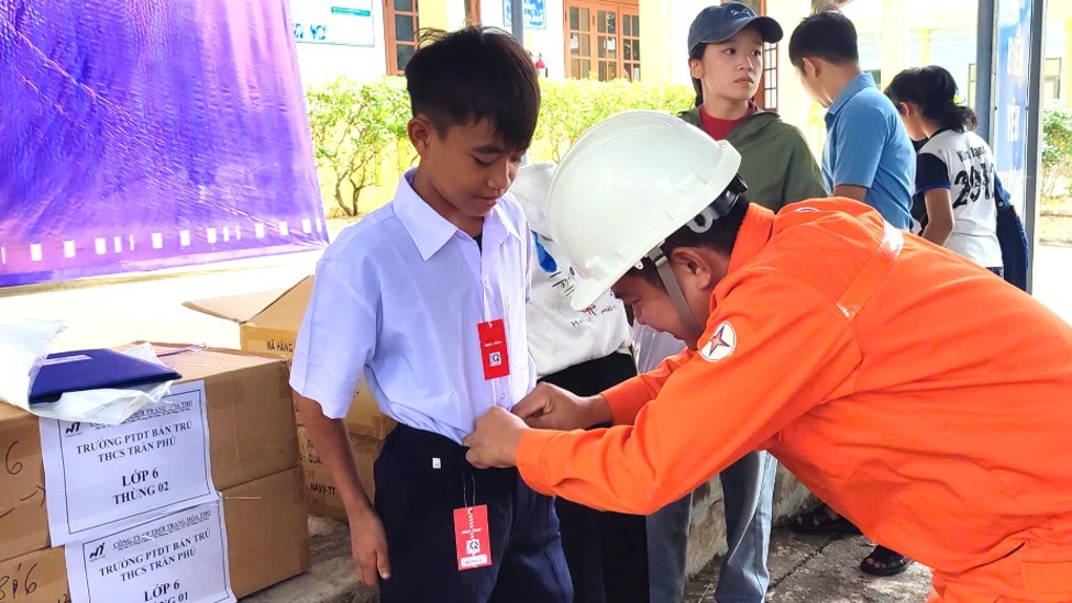 Các đơn vị thành viên của Tổng công ty Phát điện 2 chung tay tiếp sức học sinh đến trường