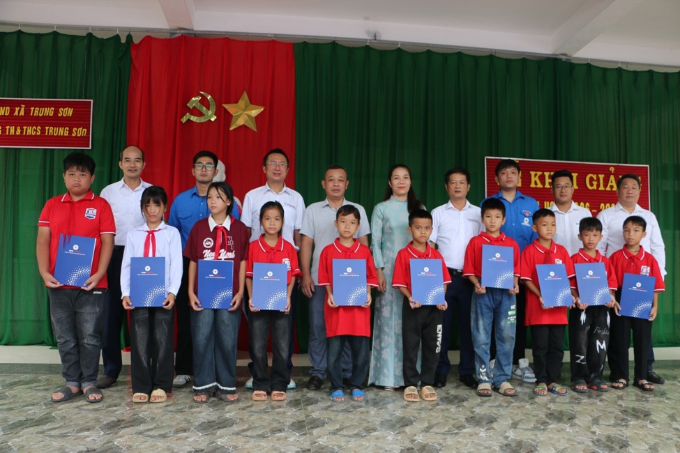 Các đơn vị thành viên của Tổng công ty Phát điện 2 chung tay tiếp sức học sinh đến trường
