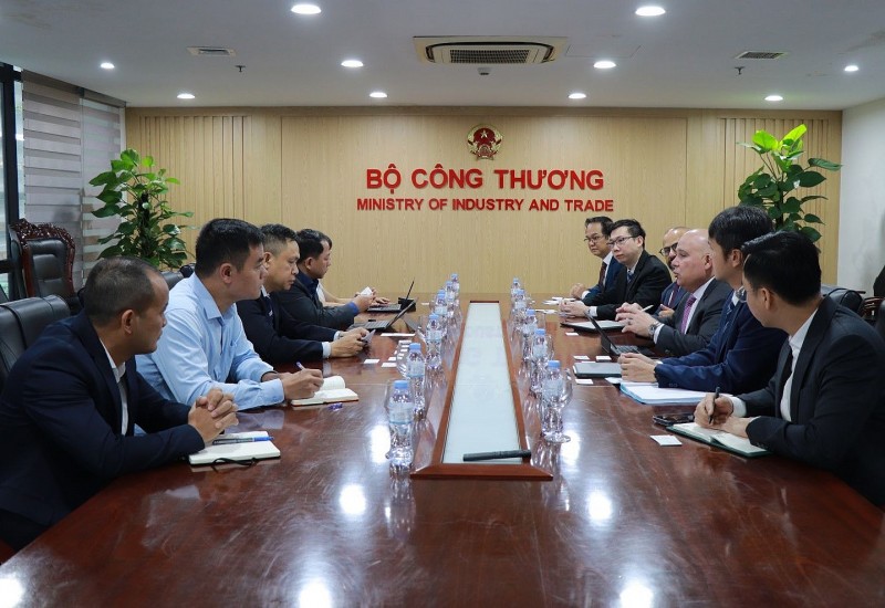 Thứ trưởng Nguyễn Việt Sơn làm việc với lãnh đạo Tập đoàn Baker Hughes