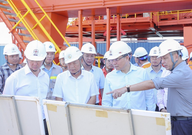 Bộ trưởng Công Thương Lê Mạnh Hùng kiểm tra tình hình triển khai các dự án tại Trung tâm Điện lực Quảng Trạch Bộ trưởng Công Thương Lê Mạnh Hùng kiểm tra tình hình triển khai các dự án tại Trung tâm Điện lực Quảng Trạch