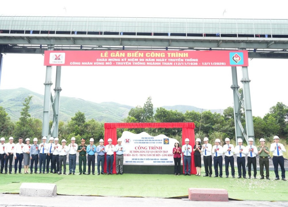Gắn biển công trình Hệ thống băng tải vận chuyển than Núi Béo - Hà Tu - Trung tâm Chế biến - Làng Khánh