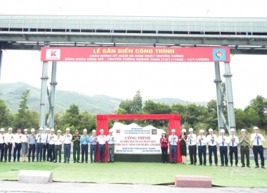 Gắn biển công trình Hệ thống băng tải vận chuyển than Núi Béo - Hà Tu - Trung tâm Chế biến - Làng Khánh