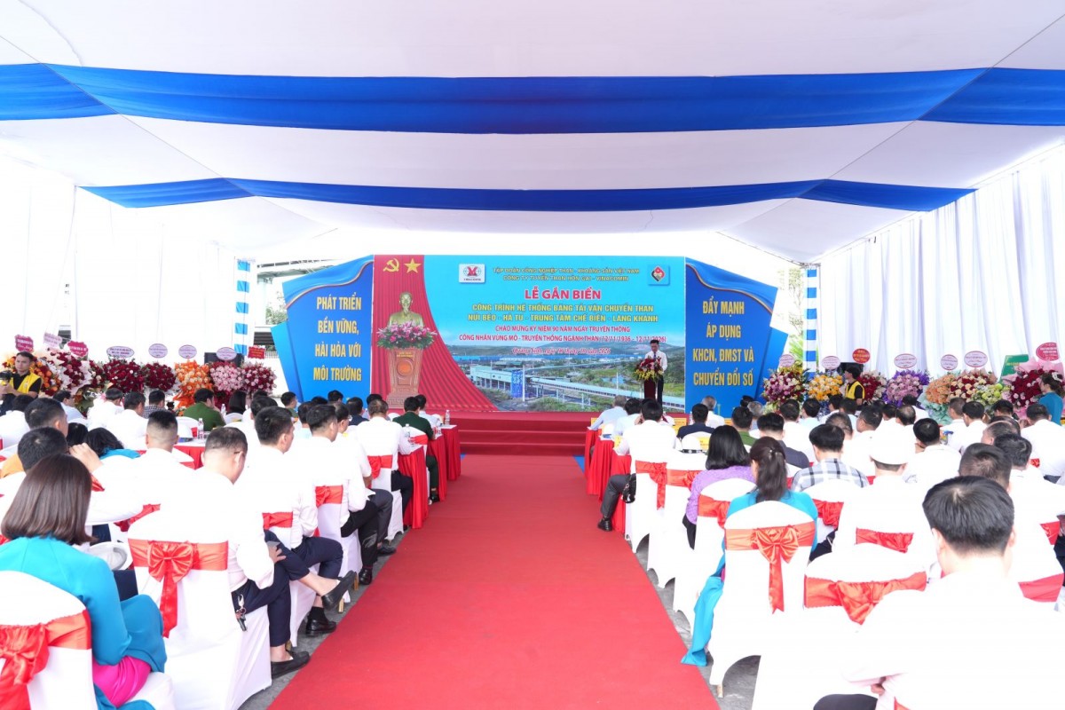 Gắn biển công trình Hệ thống băng tải vận chuyển than Núi Béo - Hà Tu - Trung tâm Chế biến - Làng Khánh