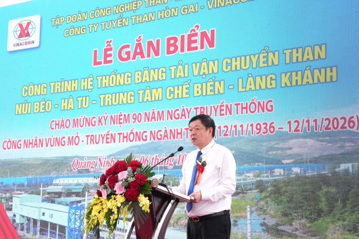 Gắn biển công trình Hệ thống băng tải vận chuyển than Núi Béo - Hà Tu - Trung tâm Chế biến - Làng Khánh