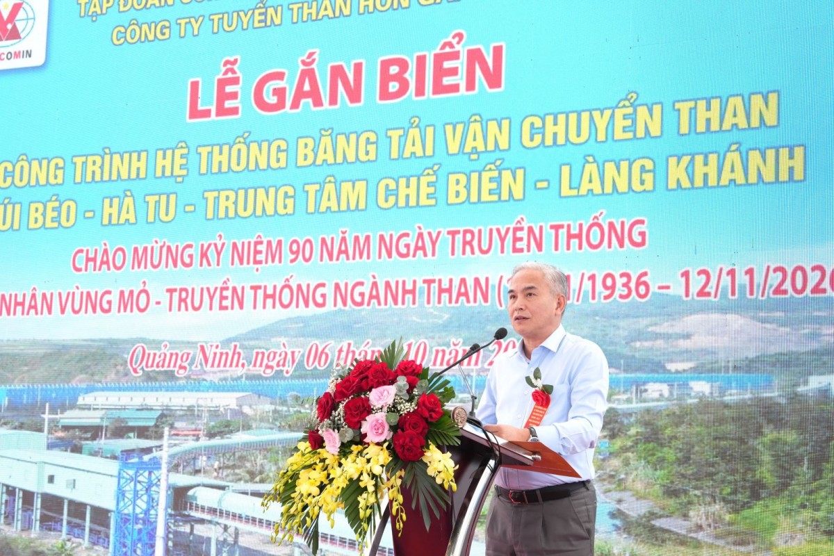 Gắn biển công trình Hệ thống băng tải vận chuyển than Núi Béo - Hà Tu - Trung tâm Chế biến - Làng Khánh
