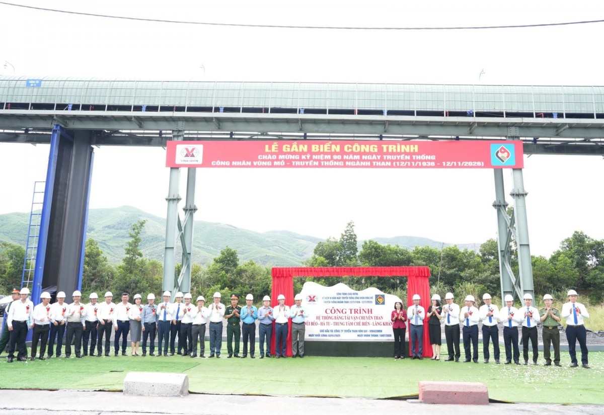 Gắn biển công trình Hệ thống băng tải vận chuyển than Núi Béo - Hà Tu - Trung tâm Chế biến - Làng Khánh