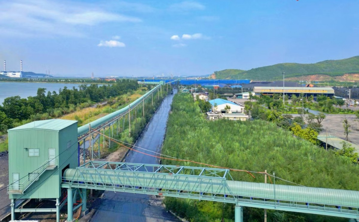 Gắn biển công trình Hệ thống băng tải vận chuyển than Núi Béo - Hà Tu - Trung tâm Chế biến - Làng Khánh