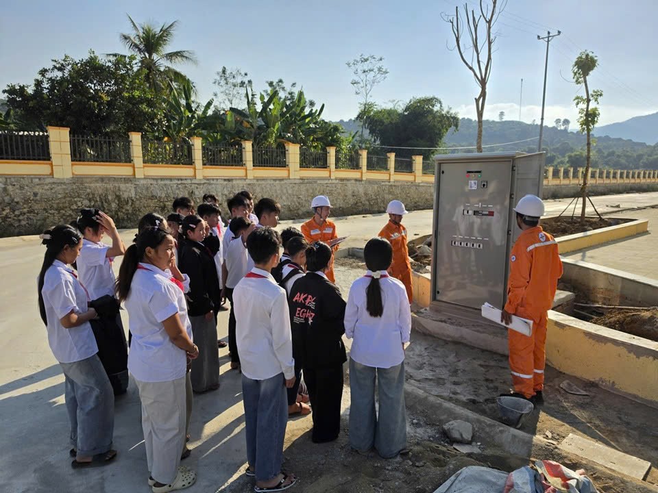 Công ty Điện lực Sơn La tuyên truyền sử dụng điện an toàn, tiết kiệm cho hơn 1.000 học sinh Công ty Điện lực Sơn La tuyên truyền sử dụng điện an toàn, tiết kiệm cho hơn 1.000 học sinh