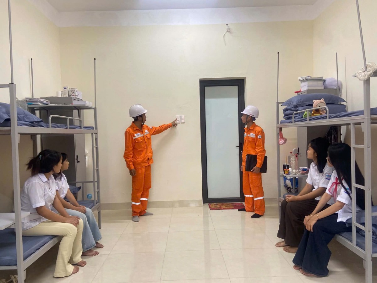 Công ty Điện lực Sơn La tuyên truyền sử dụng điện an toàn, tiết kiệm cho hơn 1.000 học sinh Công ty Điện lực Sơn La tuyên truyền sử dụng điện an toàn, tiết kiệm cho hơn 1.000 học sinh