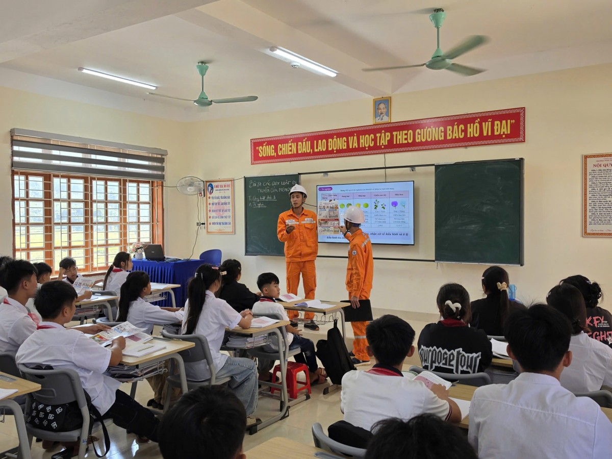 Công ty Điện lực Sơn La tuyên truyền sử dụng điện an toàn, tiết kiệm cho hơn 1.000 học sinh Công ty Điện lực Sơn La tuyên truyền sử dụng điện an toàn, tiết kiệm cho hơn 1.000 học sinh