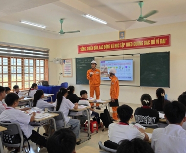 Công ty Điện lực Sơn La tuyên truyền sử dụng điện an toàn, tiết kiệm cho hơn 1.000 học sinh