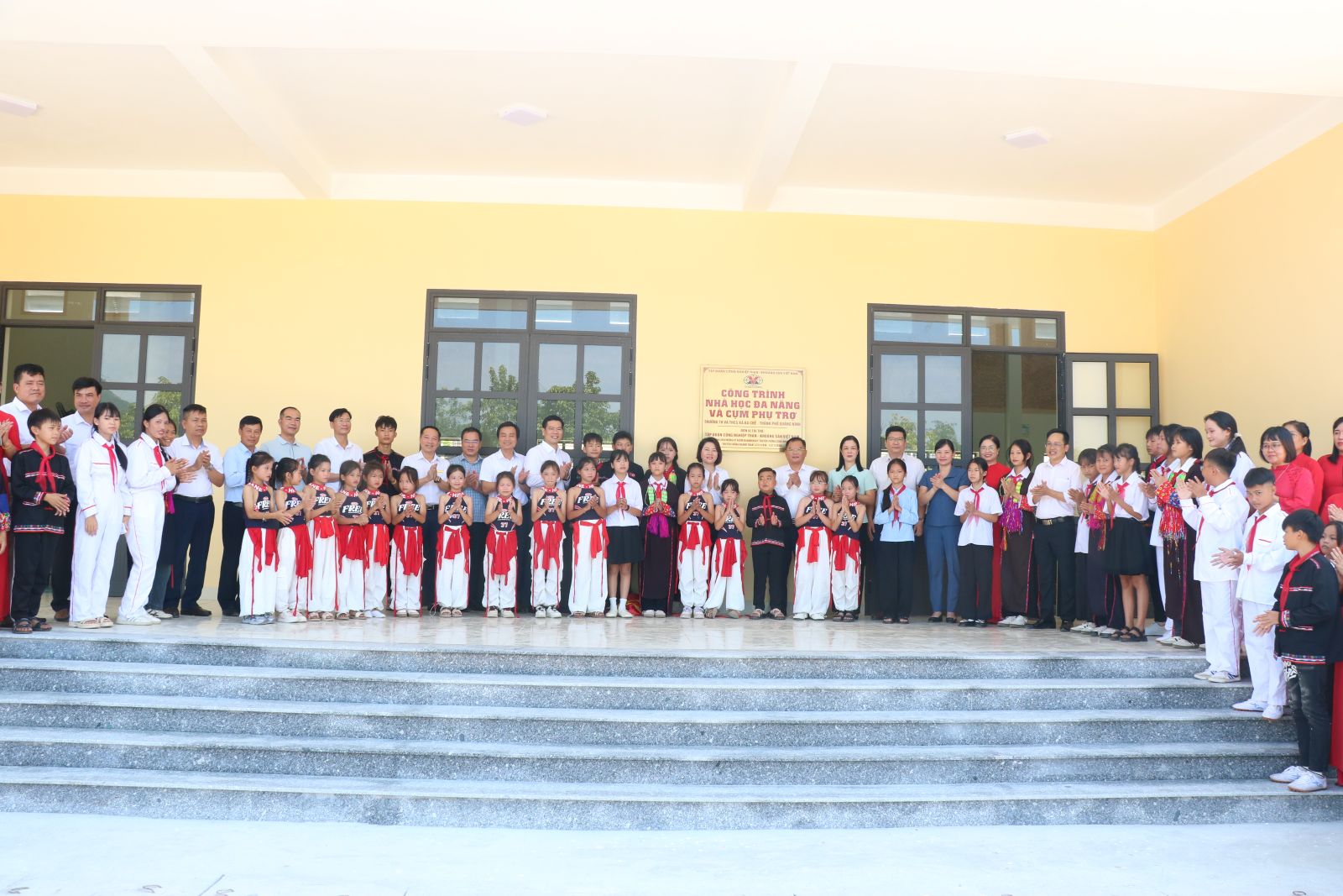 Khánh thành Nhà học đa năng và cụm phụ trợ Trường Trung học và Trung học cơ sở Nam Sơn (Quảng Ninh) do TKV tài trợ