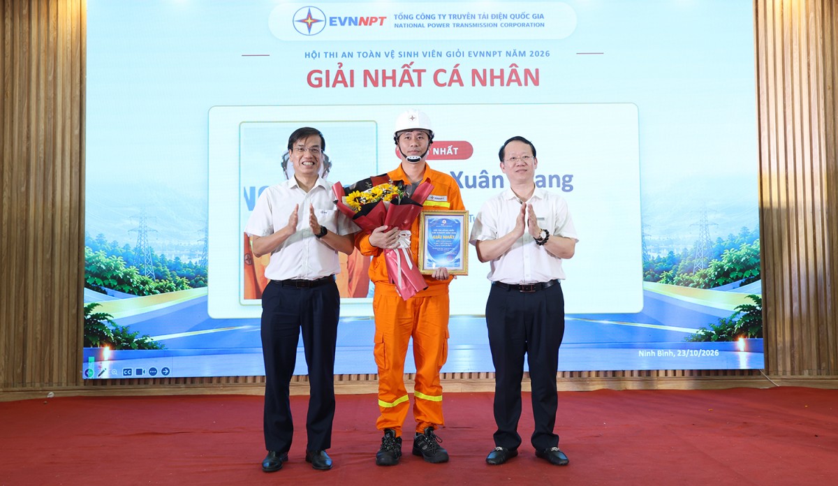 “An toàn phải bắt đầu từ ý thức và trách nhiệm của mỗi người lao động” “An toàn phải bắt đầu từ ý thức và trách nhiệm của mỗi người lao động”