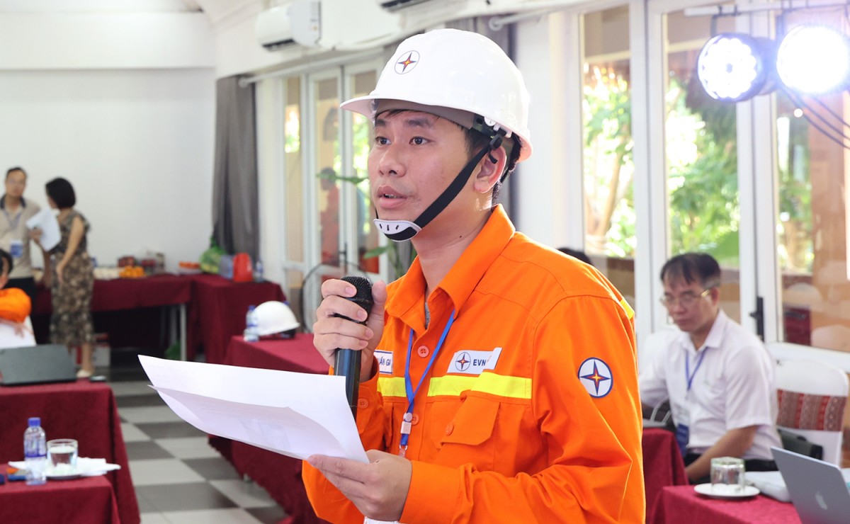 “An toàn phải bắt đầu từ ý thức và trách nhiệm của mỗi người lao động” “An toàn phải bắt đầu từ ý thức và trách nhiệm của mỗi người lao động”
