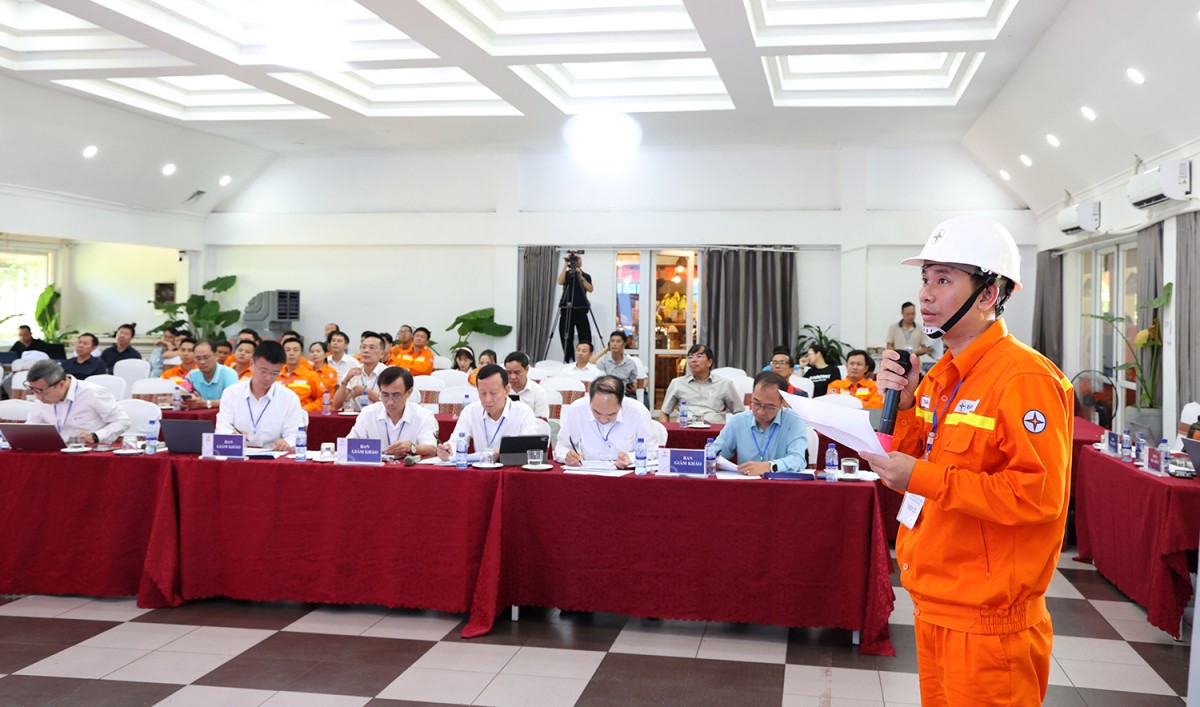 “An toàn phải bắt đầu từ ý thức và trách nhiệm của mỗi người lao động” “An toàn phải bắt đầu từ ý thức và trách nhiệm của mỗi người lao động”