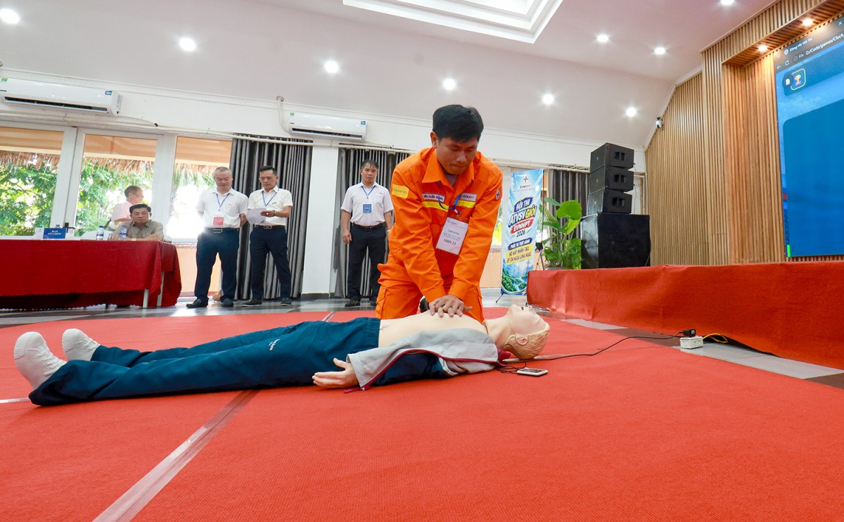 “An toàn phải bắt đầu từ ý thức và trách nhiệm của mỗi người lao động” “An toàn phải bắt đầu từ ý thức và trách nhiệm của mỗi người lao động”