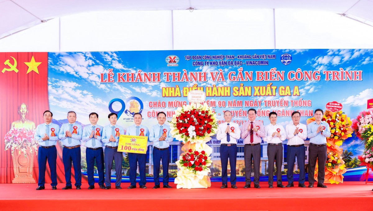 Khánh thành và gắn biển công trình Nhà điều hành sản xuất Ga A - Công ty Kho vận Đá Bạc